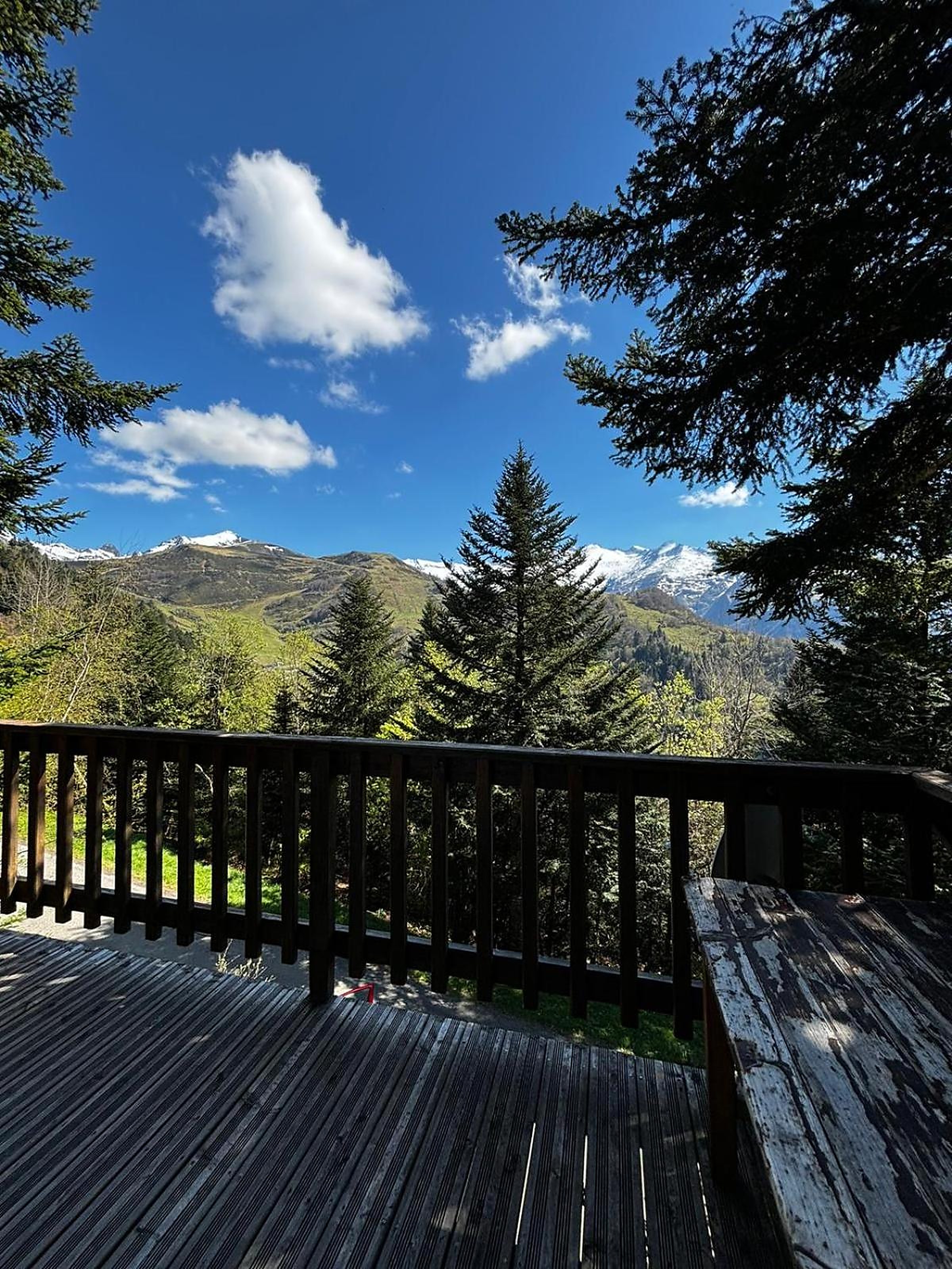 Terrasse du Chalet Guzet avec vue sur les montagnes